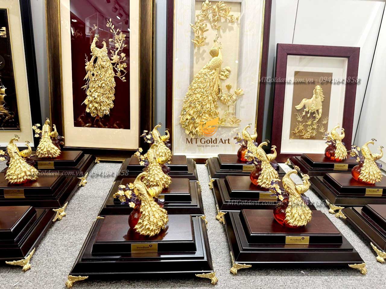 Tượng công hoa đào- quà tết khách hàng cao cấp Vietinbank